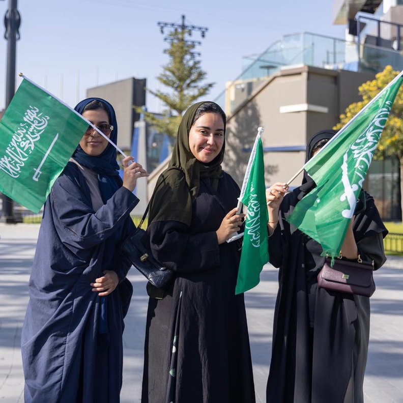 زوار موسم الرياض يحتفلون بانتصار المملكة التاريخي في كأس العالم 2022 