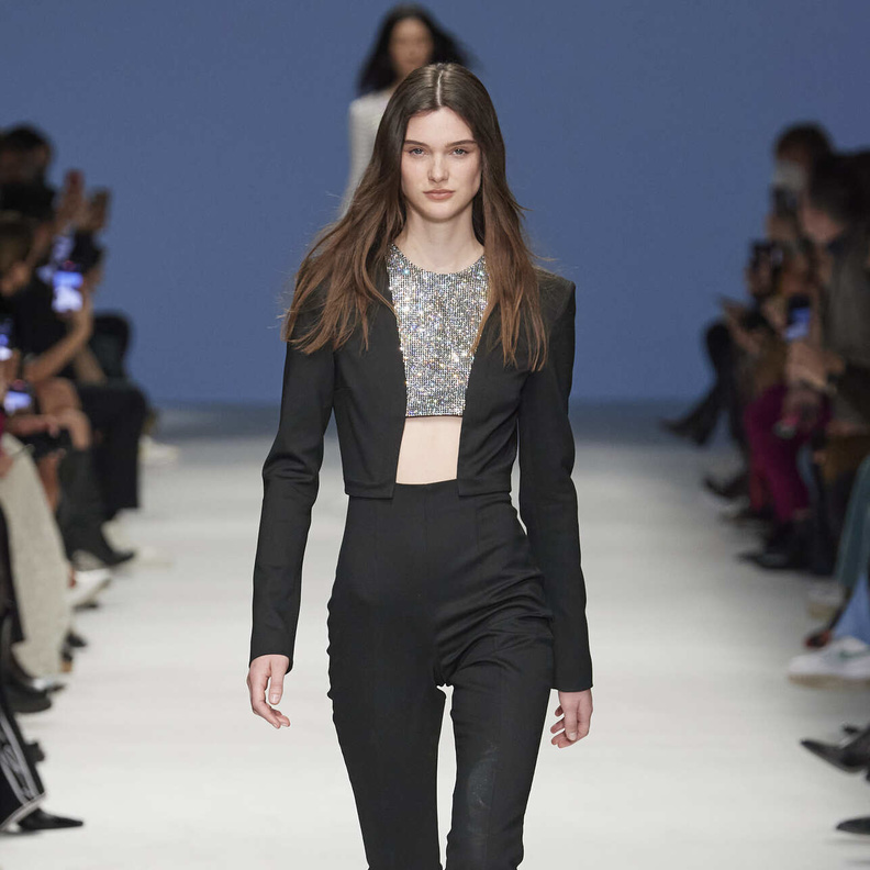 موضة الجمبسوت الأسود الفاخر