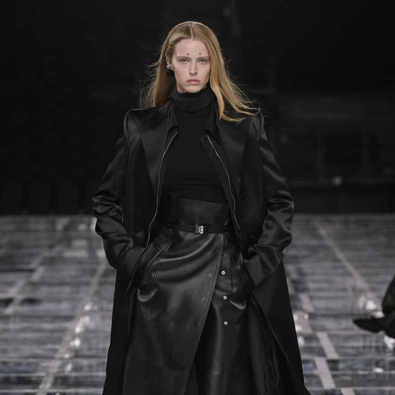 التنورة الجلد للوك عصري لافت من Givenchy