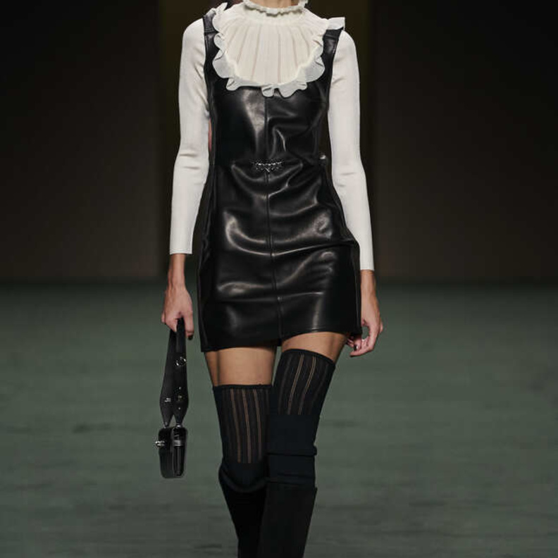 فستان الجلد صيحة خريف 2022 من Hermes