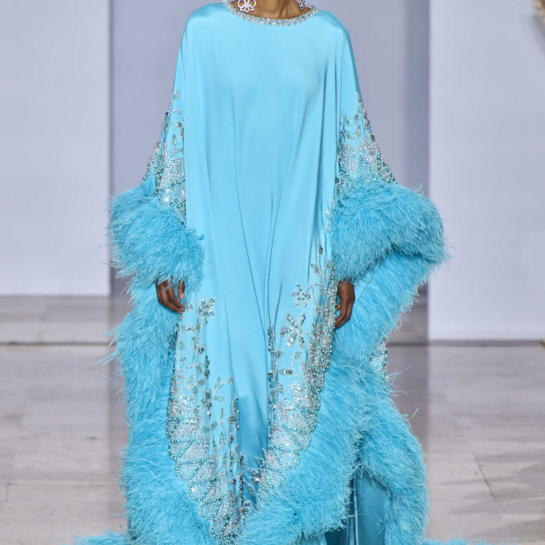 موضة القفطان المريح تمنحك ستايل عصري في سهرات شتاء 2023