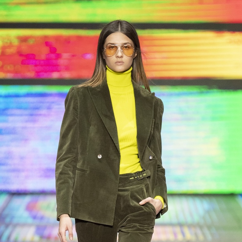 بناطيل باللون الزيتي صيحة رائجة في خريف وشتاء 2022-2023