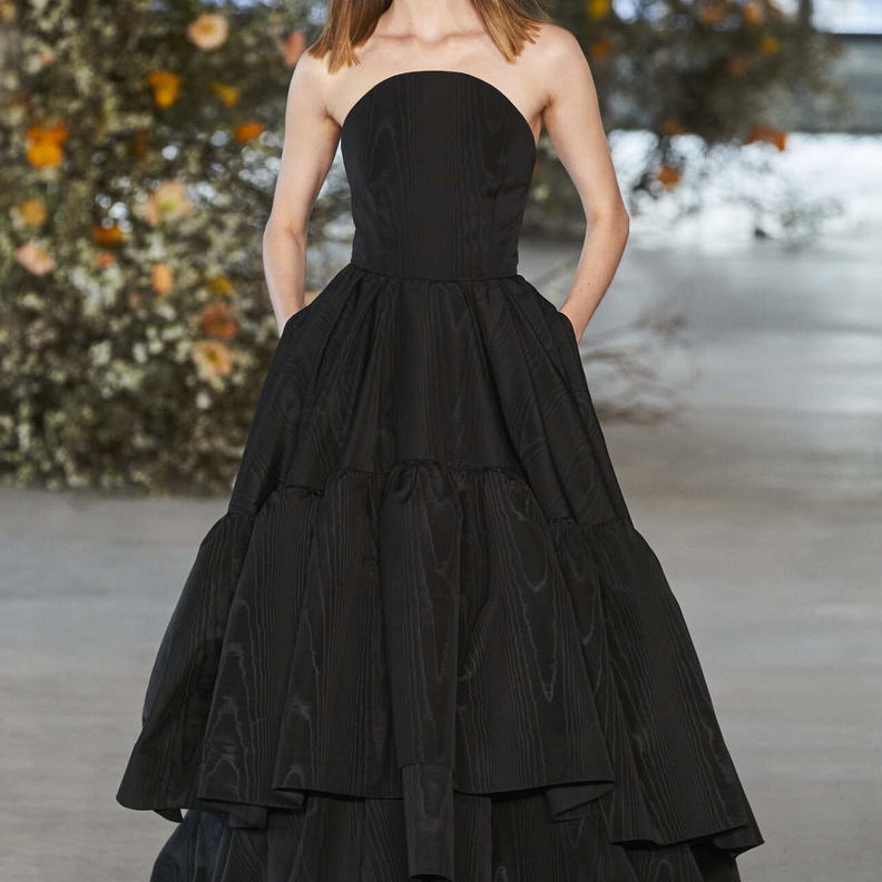 حيل اختيار فساتين سهرة تناسب جسمك النحيف