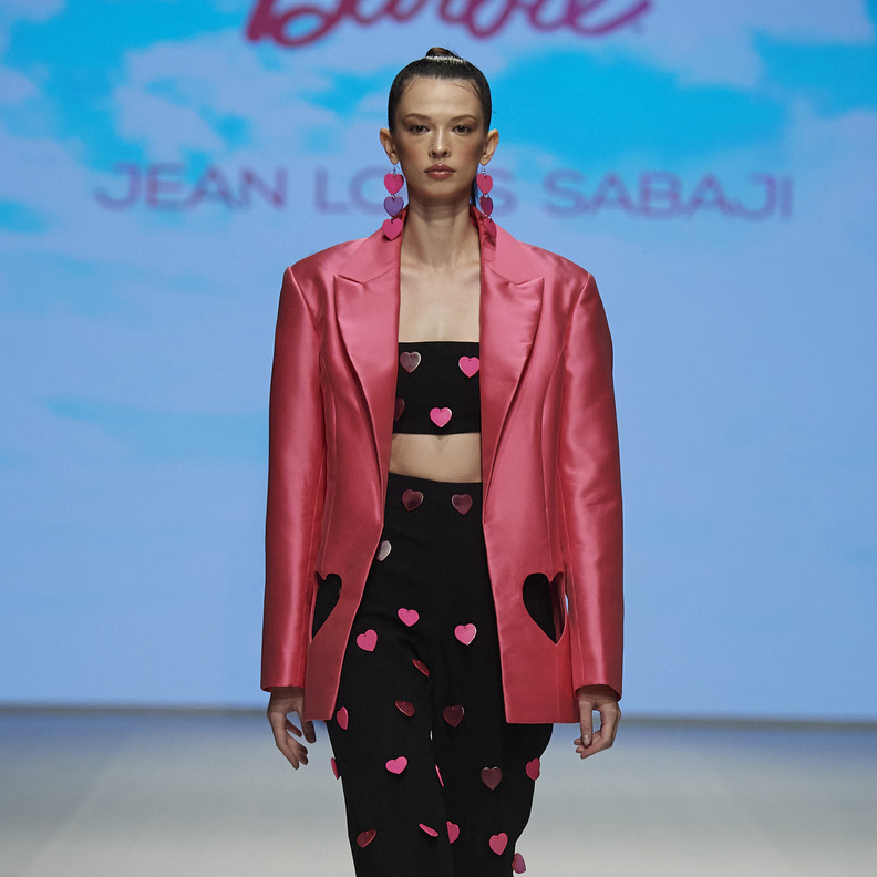 صيحات وتفاصيل القلوب تسيطر على إطلالات خريف وشتاء 2023