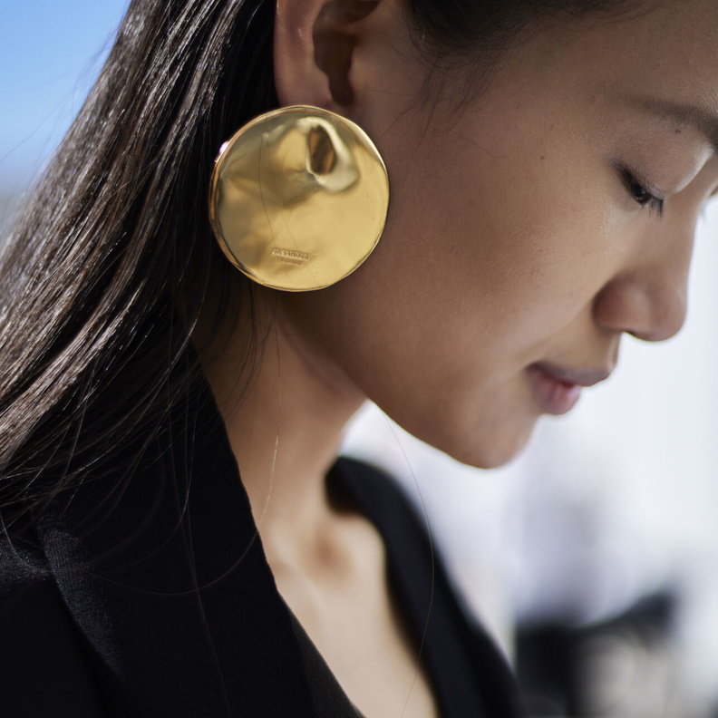 أكسسوارات الاقراط الدائرية لإطلالة كاجوال وأكثر جاذبية