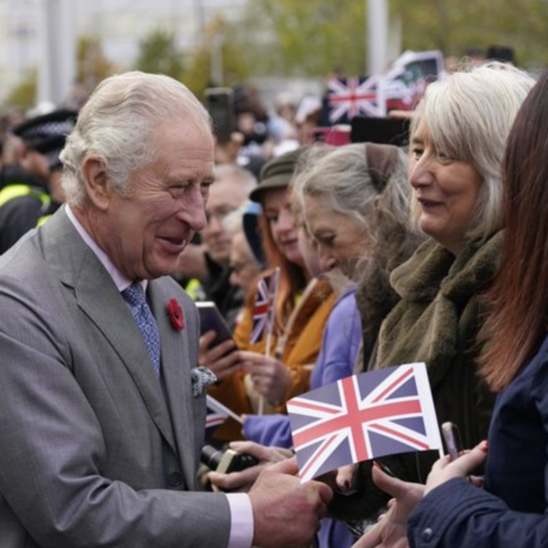 ماذا قال الملك تشارلز بعد رشقه بالبيض من قبل أحد المعارضين؟