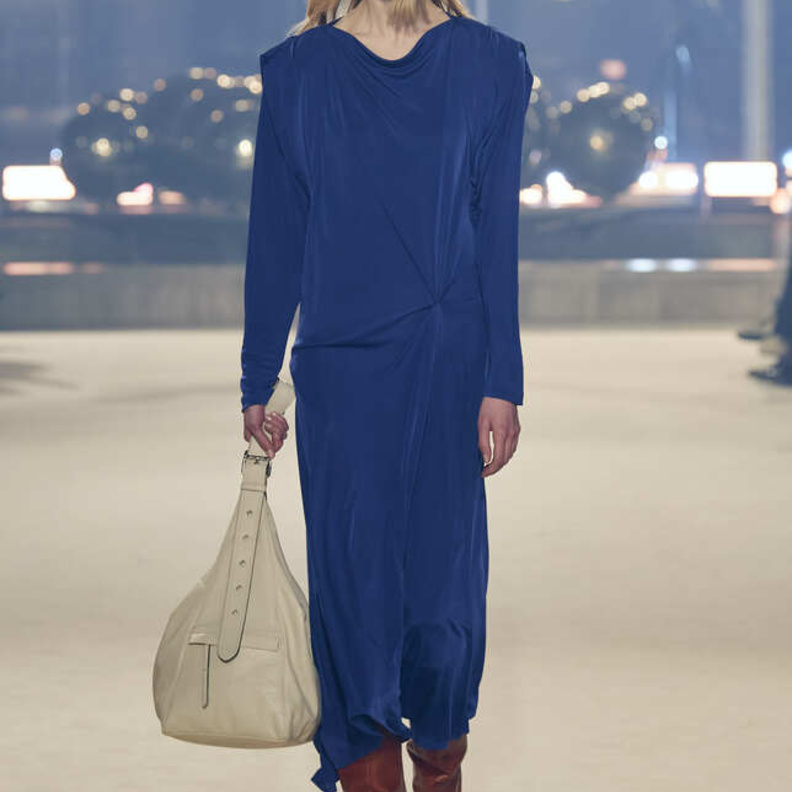 الأزرق النيلي صيحة خريفية لافتة بتنسيقات مميّزة من Isabel Marant