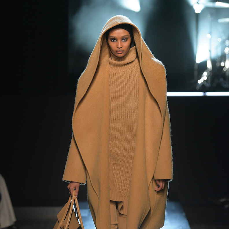 موديلات معاطف وسترات باللون الجملي للصبايا المحجبات 