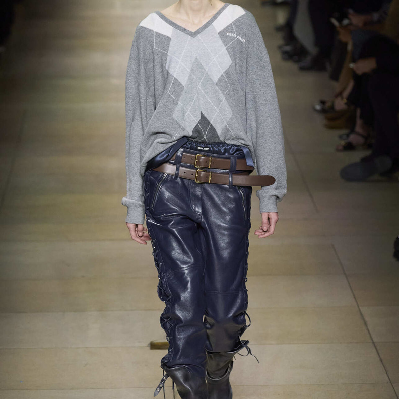 صيحة الحزام المزدوج موضة تبرز أناقة المرأة العصرية والجريئة