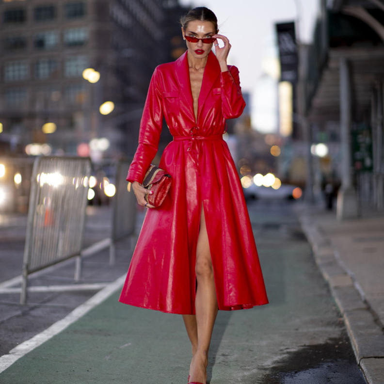 الحقيبة الحمراء صيحة خريف 2022 من إطلالات street style