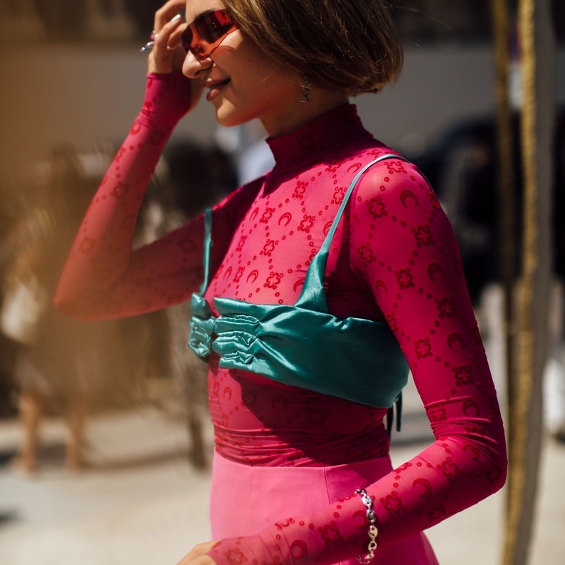 شجعي فريق المغرب وأنتِ على الموضة مع إطلالات شبابية باللونين الأحمر والأخضر