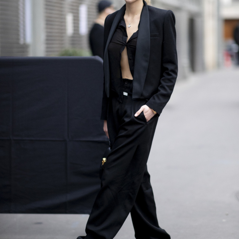 تنسيق حذاء السنيكرز صيحة خريف 2022 من Street style