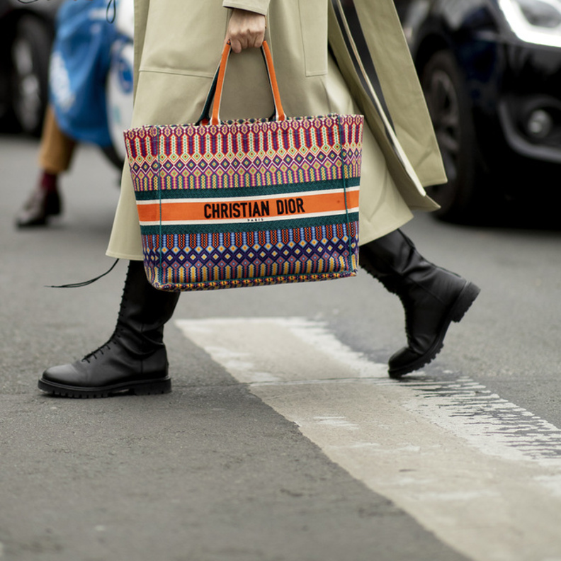 حقائب متعددة الألوان صيحة خريف 2022 بإطلالة من Street style