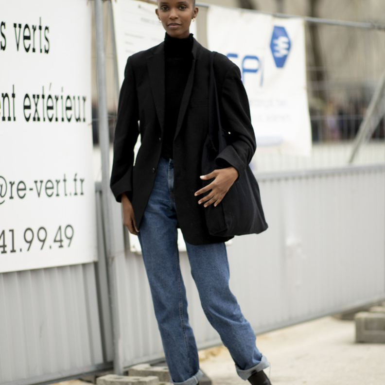 تنسيق البلايزر مع بلايز بياقة عالية للوك خريفي دافىء من Street style