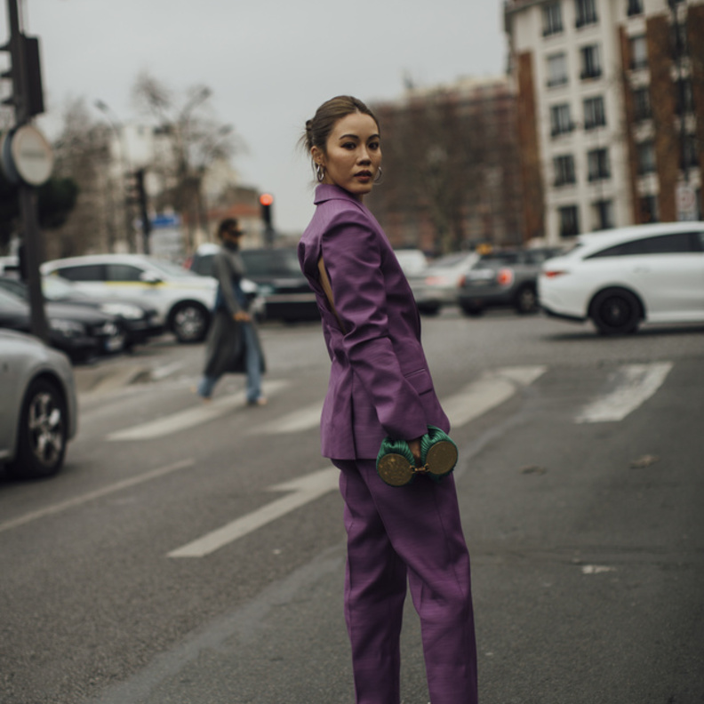 بدلة بنفسجية اللّون مع أكسسوار أخضر من تنسيقات Street style