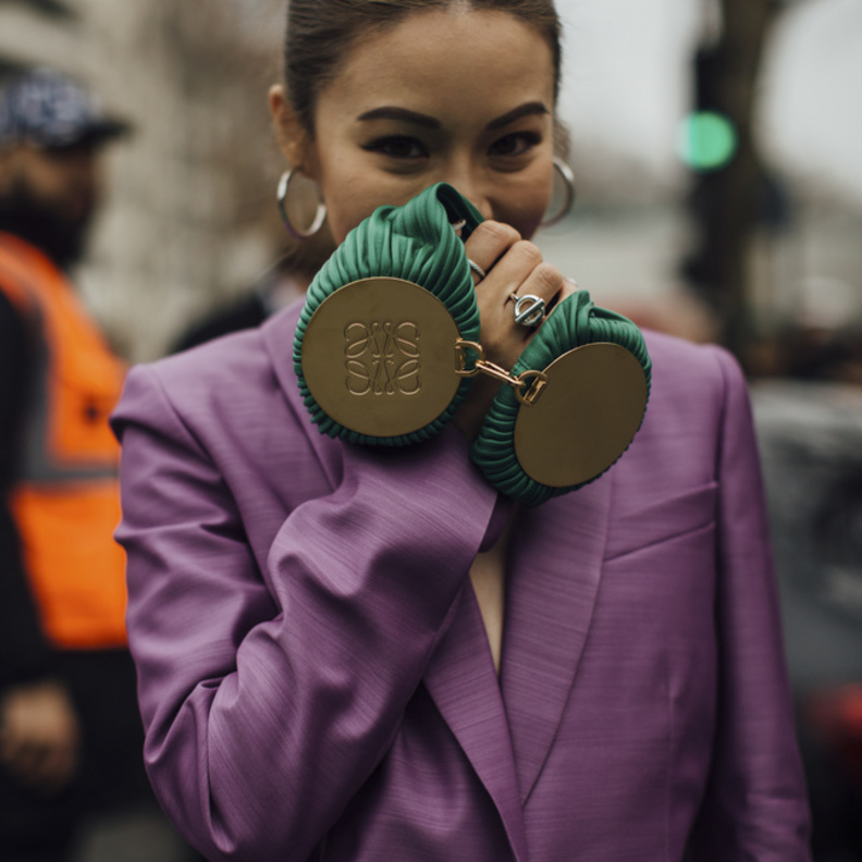 تنسيق الحقيبة الخضراء لموسم خريف 2022 صيحة لافتة من Street style