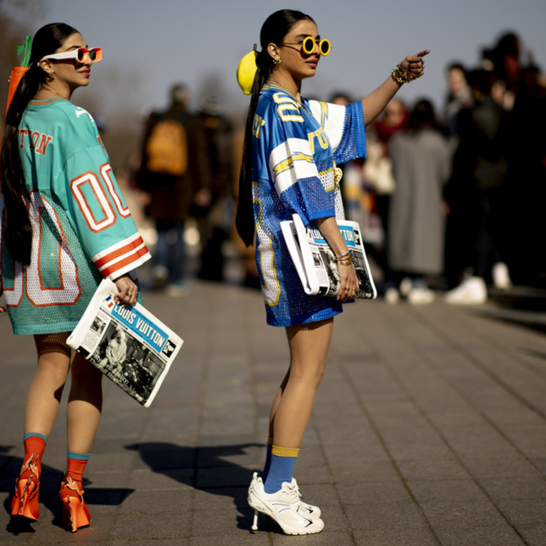 أكسسوارات مهمة يمكنك تنسيقها لإطلالات مباريات المونديال من Street style