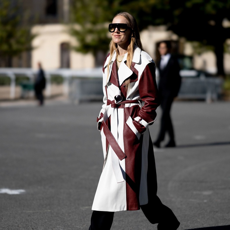 إطلالات شبابية باللونين العنابي والأبيض لتشجيع منتخب قطر في كأس العالم