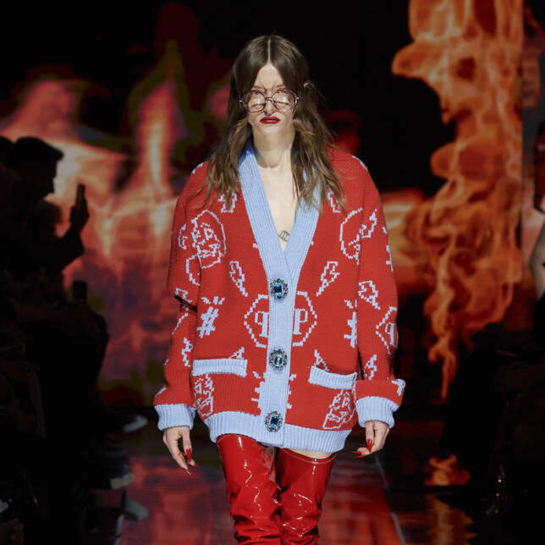 الأحمر مع الأزرق من أبرز التنسيقات الرائجة لخريف 2022 من Philipp Plein