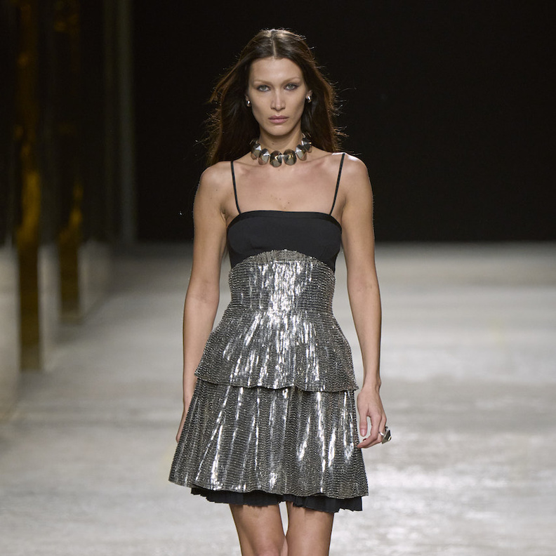 15 طريقة جذابة لاعتماد الأقمشة البراقة في إطلالاتك