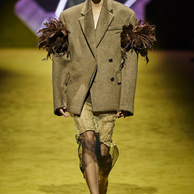 إن كنت تخشين أزياء الريش اليك أكثر الطرق الأنيقة لاعتمادها