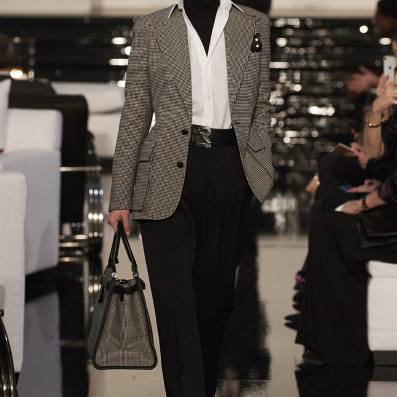 تنسيق بلايزر مع قميص أبيض للوك رسمي لافت من Ralph LAuren