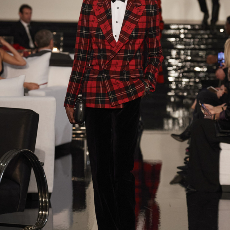 إطلالة مميّزة بالأحمر والأسود تناسب اليوم الوطني الإماراتي من Ralph Lauren