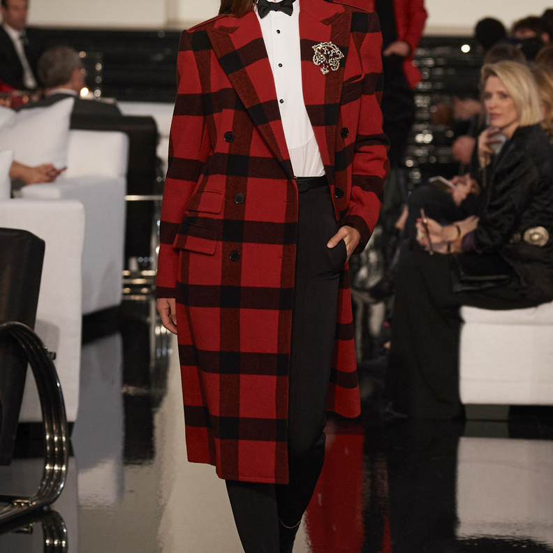 تصاميم الكارو الحمراء لإطلالة ساحرة في شتاء 2023