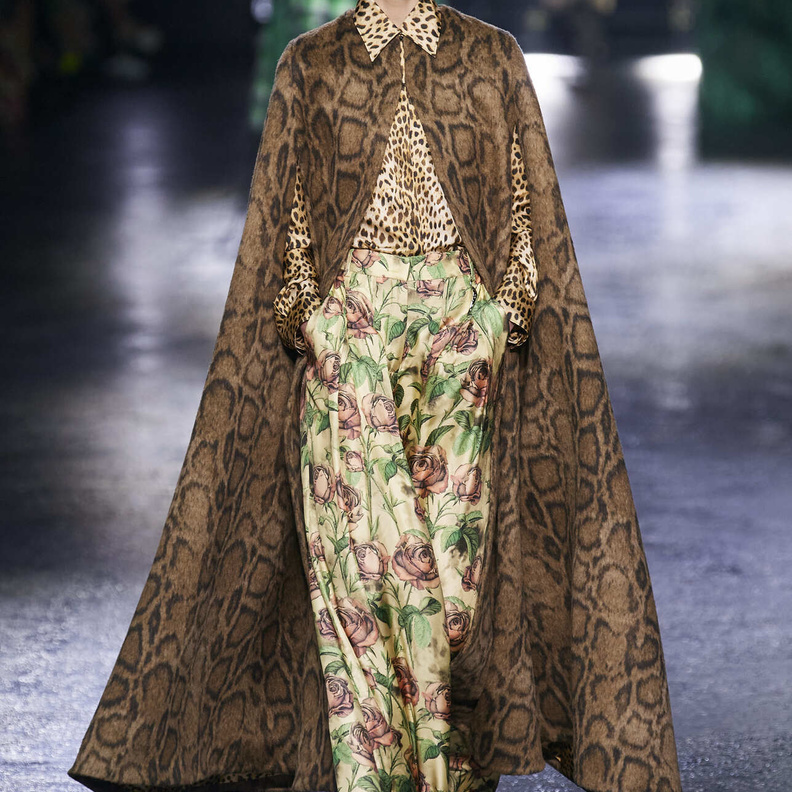 موضة الكاب المنقوش لإطلالة مريحة ودافئة في شتاء 2023