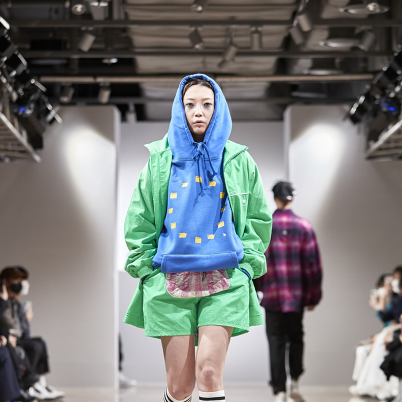 إطلالة رياضية لافتة بألوان حيوية تناسب مباريات كأس العالم من Saint Ego