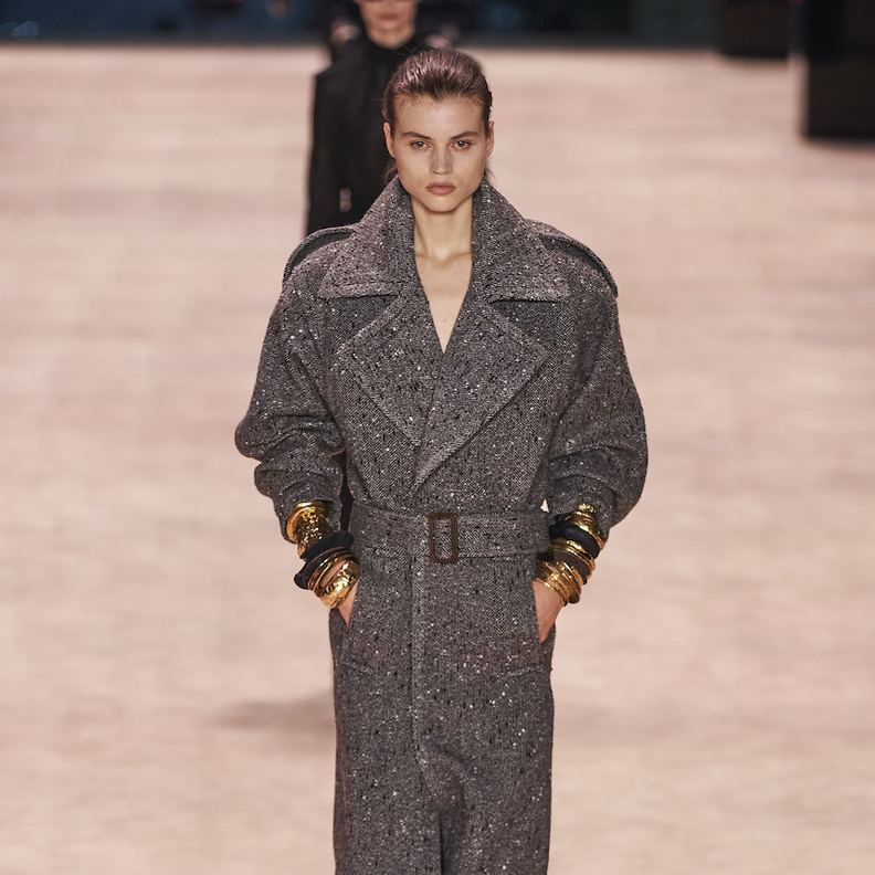 المعطف الماكسي الخيار المثالي لطويلات القامة هذا الشتاء