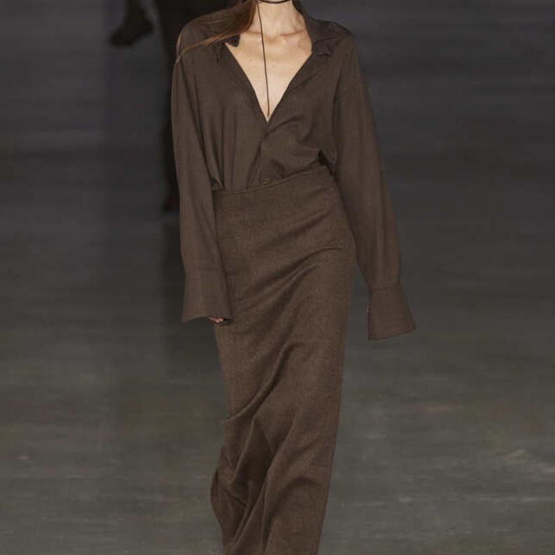 إطلالة كاملة باللّون البني للوك جذاب لافت من Saint Sernin