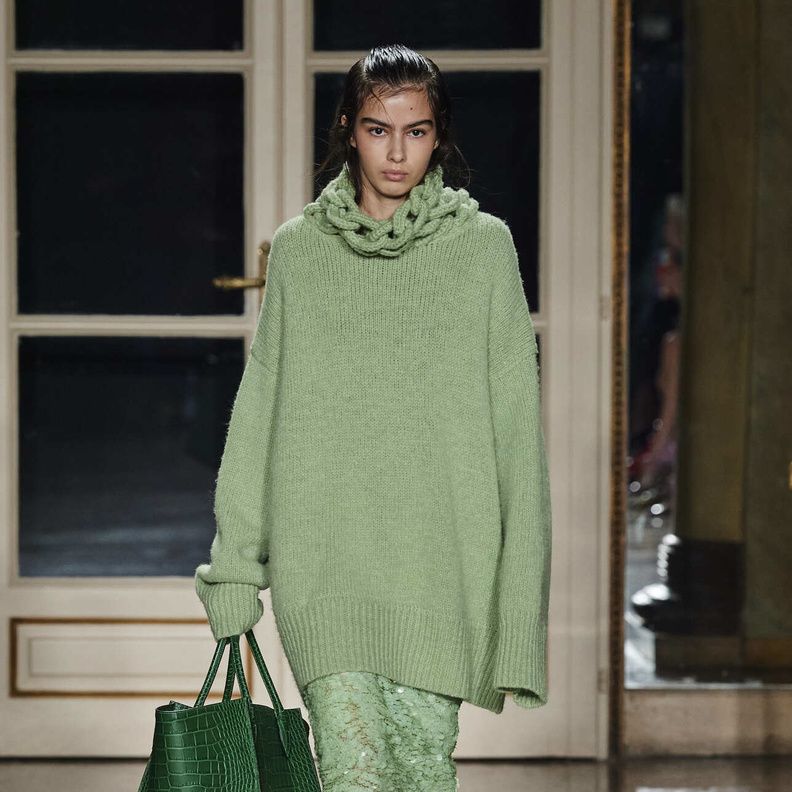 أفكار كاجوال لتنسيق الكنزة الصوفية مع التنانير في خريف وشتاء 2022-2023