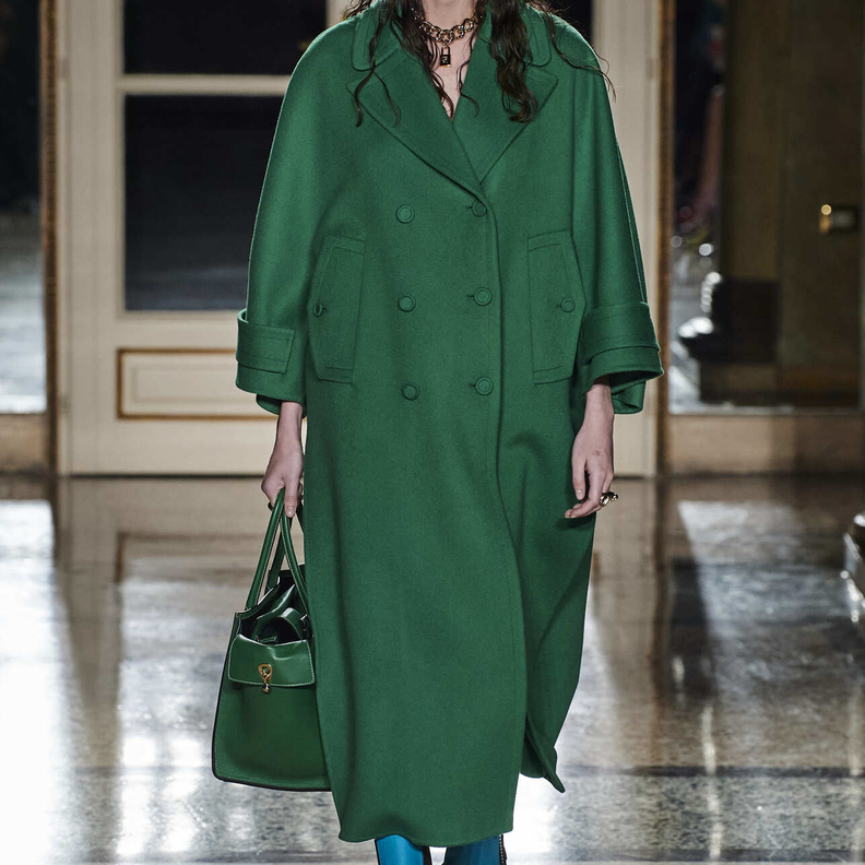 موديلات معاطف باللون الأخضر لإطلالة عصرية في شتاء 2023