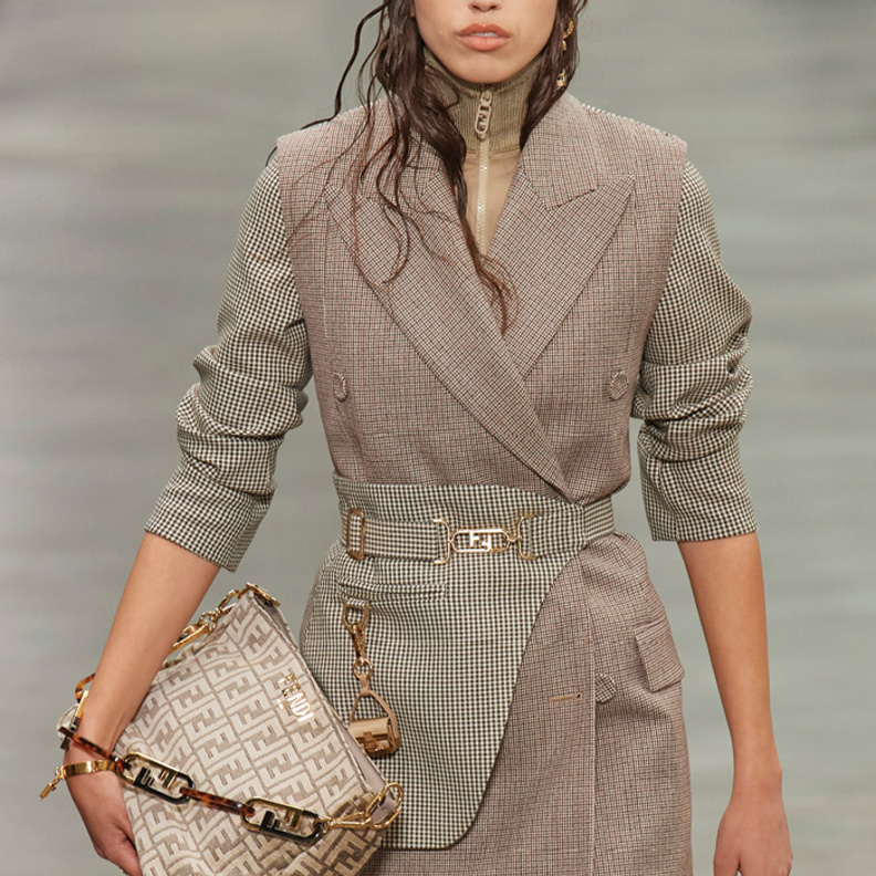 إلهام خريفي متدفق لقطع أزياء يمكنك استعارتها من خزانة زوجك