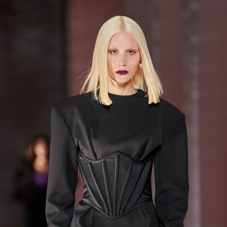 صيحة الكورسيه كما لم تريها من قبل في إطلالات خريف وشتاء 2022