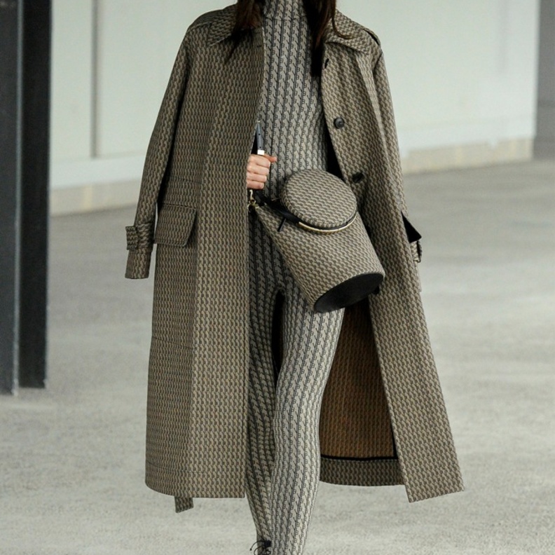 جمبسوت بيجي، ومعطف بني من Victoria Beckham