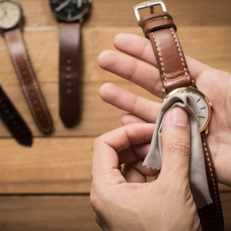 مسح الجلد بقطعة قماش جافة قبل تنظيفها