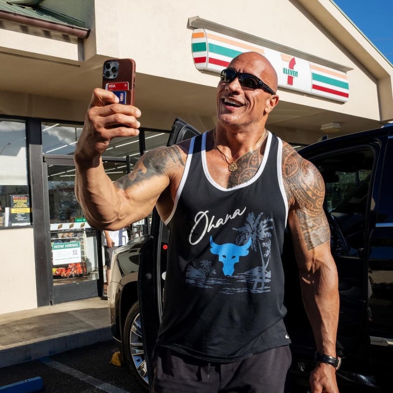 ذا روك أمام المتجر