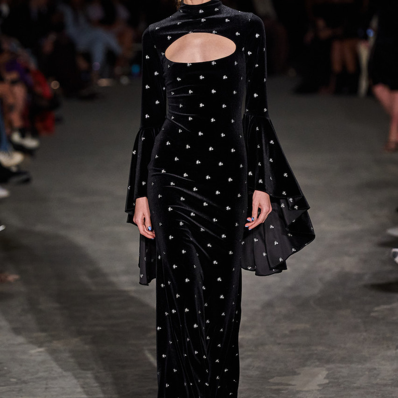 أساليب راقية لإبراز أنوثتك عن طريق فساتين المخمل 