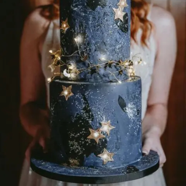 أفكار رائعة لكعكات الزفاف بثيم سماوي