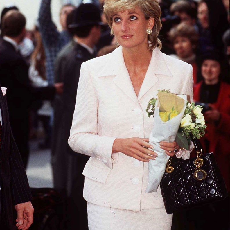 Dior تكشف عن إصدار جديد حصري لحقيبة Lady Dior التي حملتها الليدي ديانا