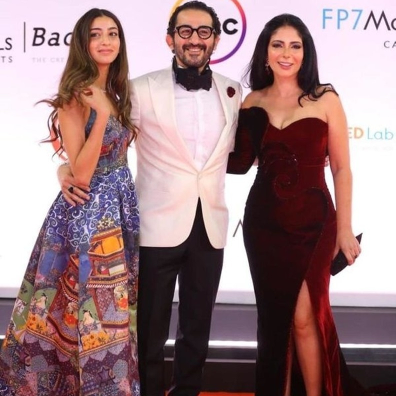 منى زكي وأحمد حلمي وابنتهما