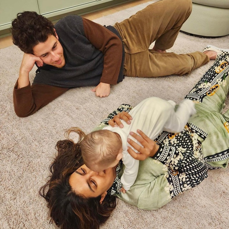 بريانكا تشوبرا تشارك صورة جديدة لطفلتها تظهر جزء أكبر من وجه الطفلة