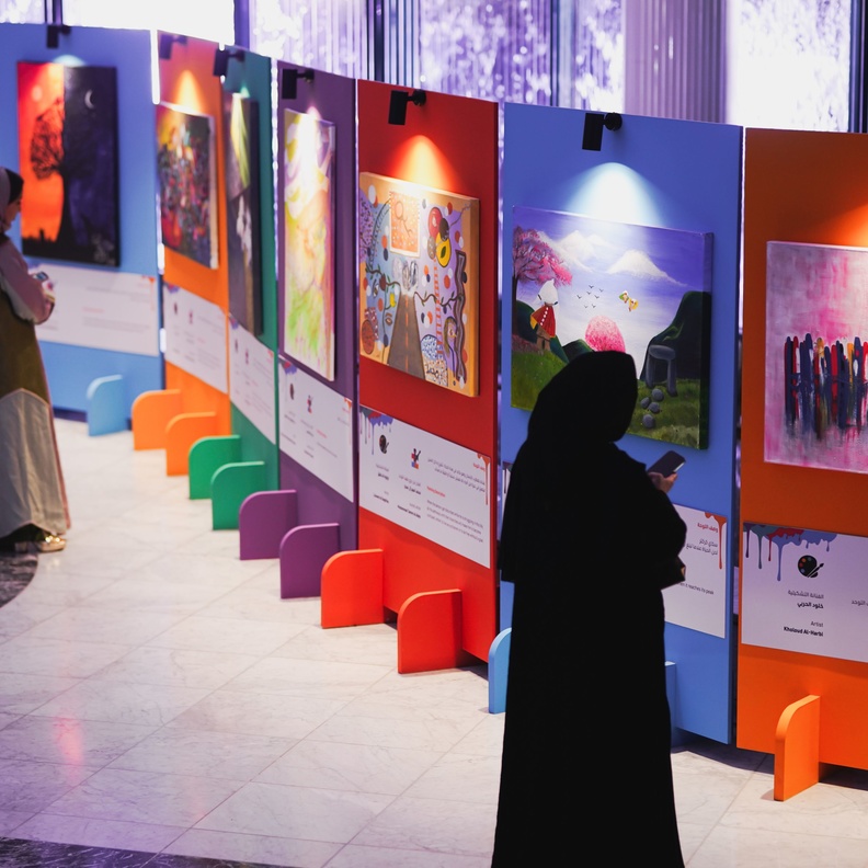 اختتام مبادرة “ريشة طيف” بمشاركة 100  فنان تشكيلي مع 100 فنان من ذوي التوحد