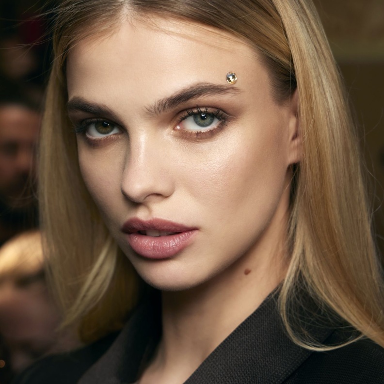 تفادي الظلال القوية على عينيك بأسلوب Alexis Mabille