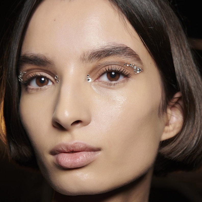طرق تجميلية لتكثيف الحواجب قبل اليوم الوطني الإماراتي