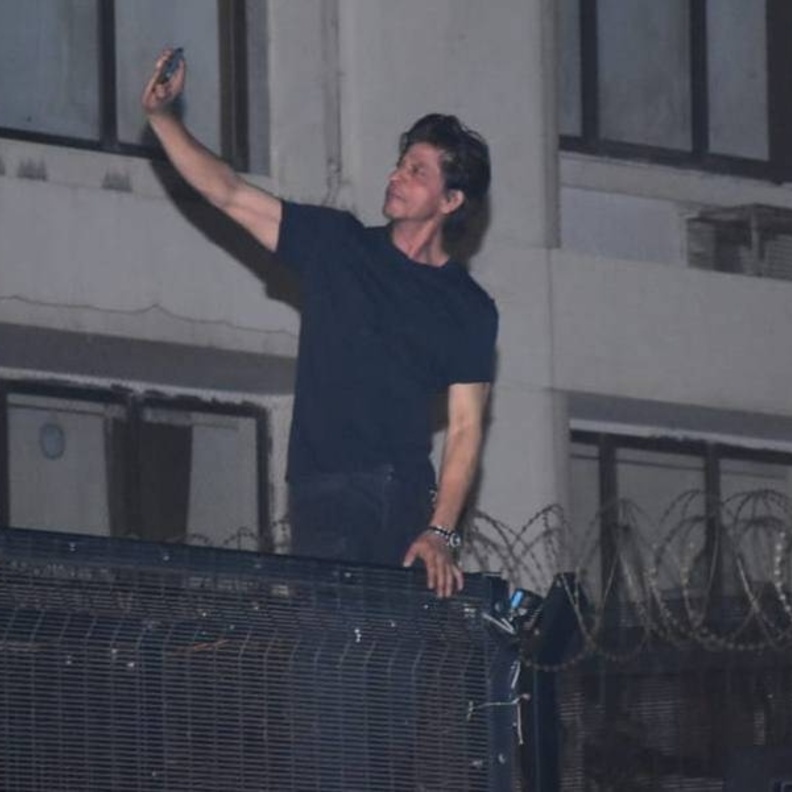 شاروخان يقوم بتحية معجبيه أمام منزل في يوم عيد ميلاده