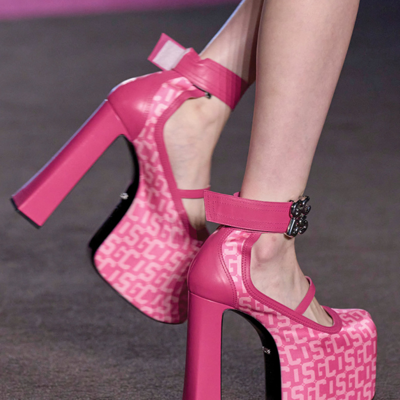 استعدي لصيحات الأحذية التي انبثقت من منصات عروض الأزياء لموسم خريف وشتاء 2022