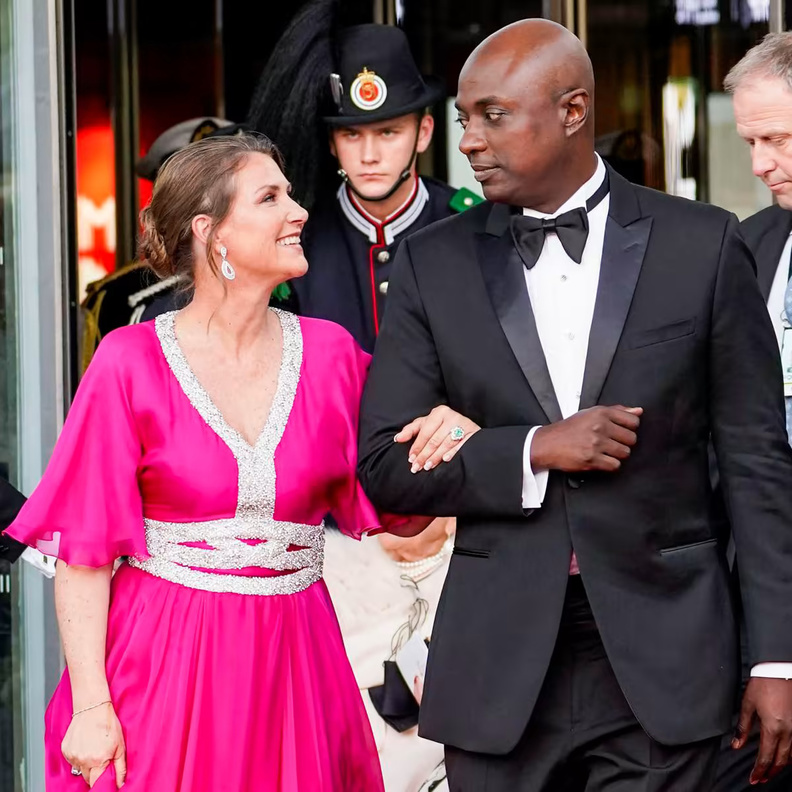 العائلة المالكة النرويجية تعلن انسحاب الأميرة مارثا لويز من الحياة الملكية والأميرة مارثا لويز تعلق